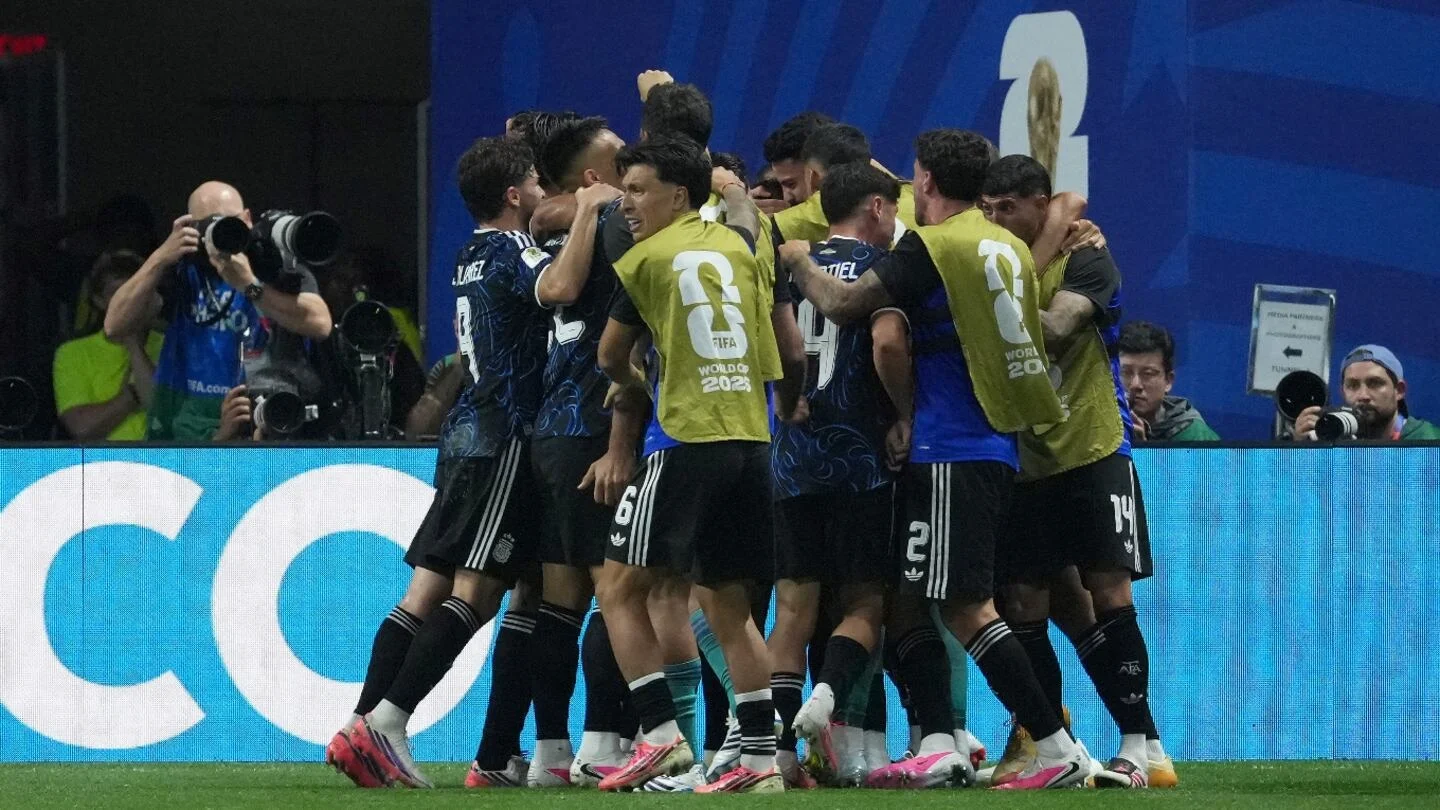 Argentina dio vuelta el partido a Inglaterra, ganó 2-1 y jugará la final del Mundial por segundo año consecutivo