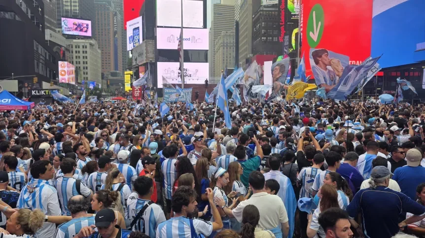 El multitudinario banderazo de los hinchas argentinos en Times Square antes de la final del Mundial