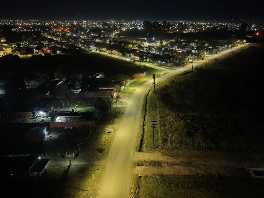 Instalaron 40 columnas de iluminación pública a lo largo de la Calle de las Tropas