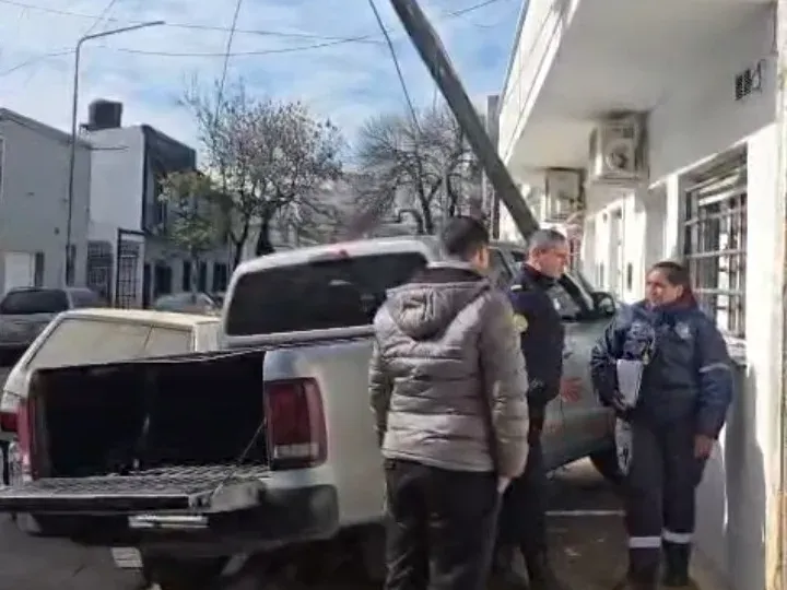 Una camioneta chocó contra un poste y el frente de una casa en el centro de la ciudad