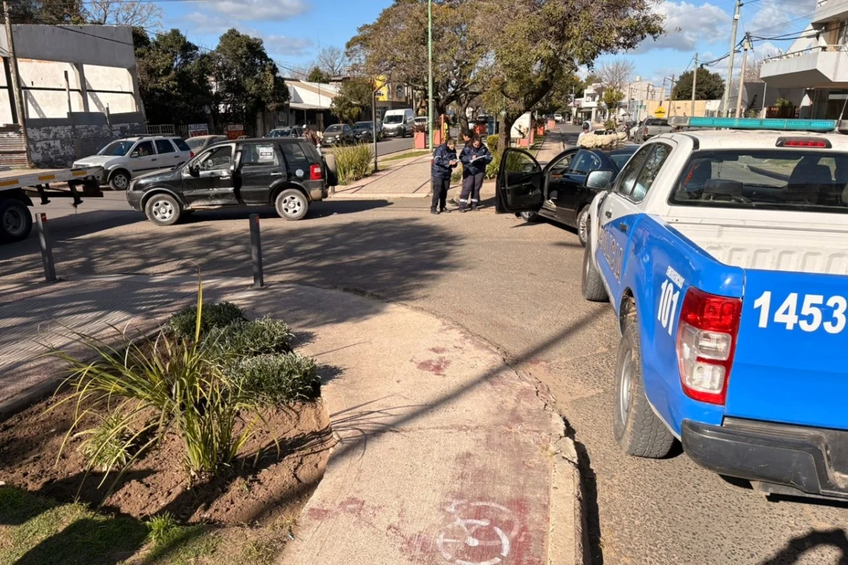 Una mujer quedó atrapada en su vehículo tras un fuerte choque en Avenida Parque y fue rescatada por Bomberos