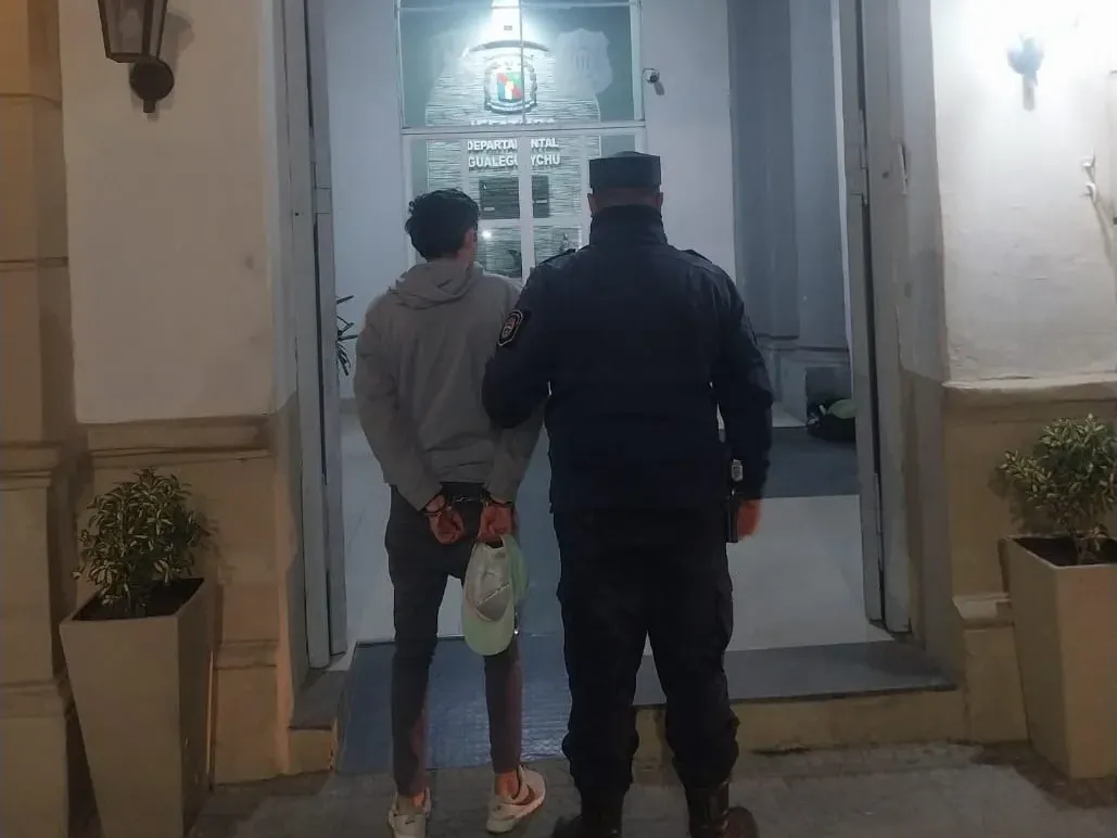Dos delincuentes robaron una bicicleta empuñando un cuchillo carnicero, pero uno terminó detenido