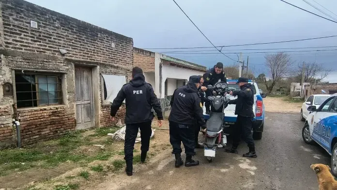 Violento robo: le pegó con un caño para robarle el celular y dinero