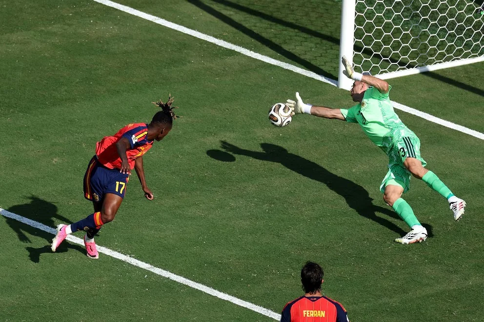 Las siete atajadas del Dibu que sostuvieron hasta el final la ilusión de Argentina en la final ante España