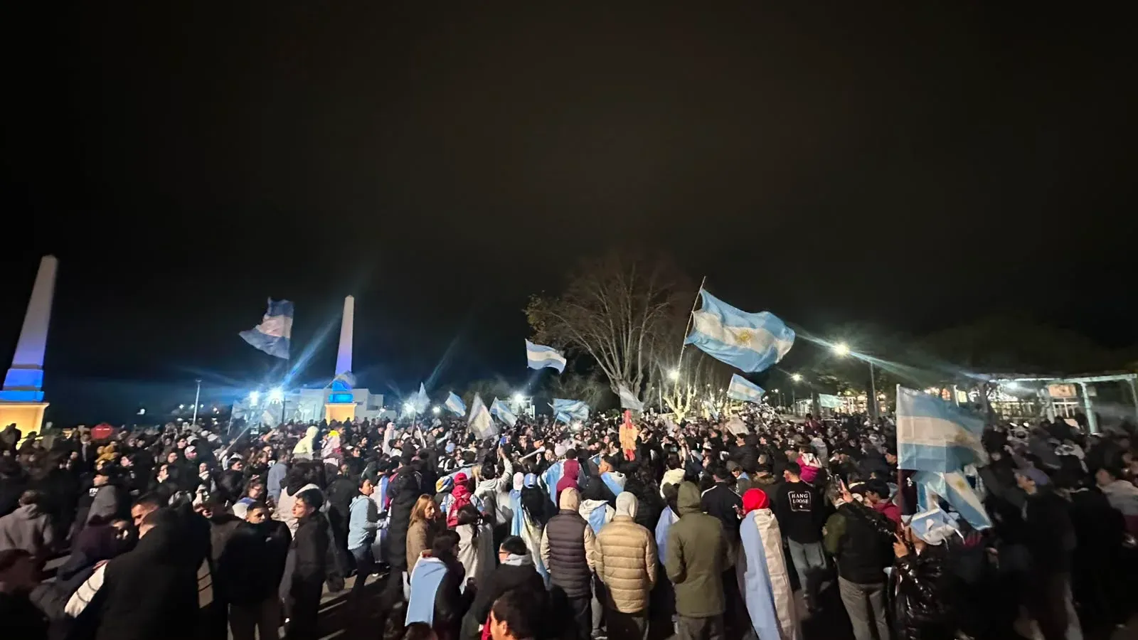 Cientos de gualeguaychuenses se reúnen en la Costanera para reconocer el gran Mundial de la Selección Argentina