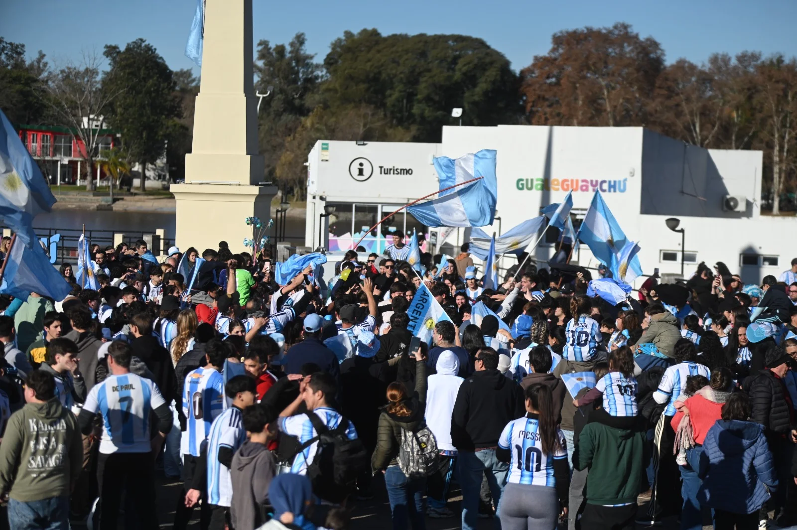 La ciudad celebró el triunfo de Argentina sobre Egipto en los obeliscos de la Costanera: mirá las fotos de los festejos