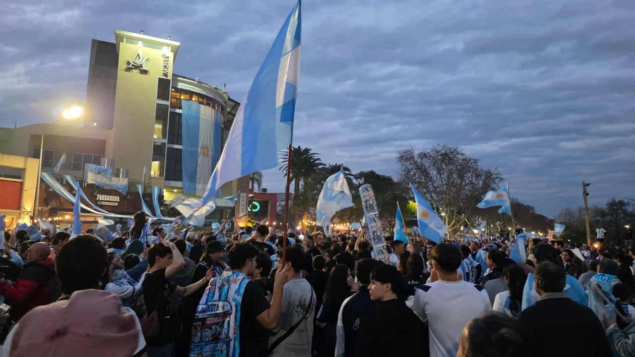 Locura por la Selección en el centro y la Costanera: Gualeguaychú festeja el pase de Argentina a la final