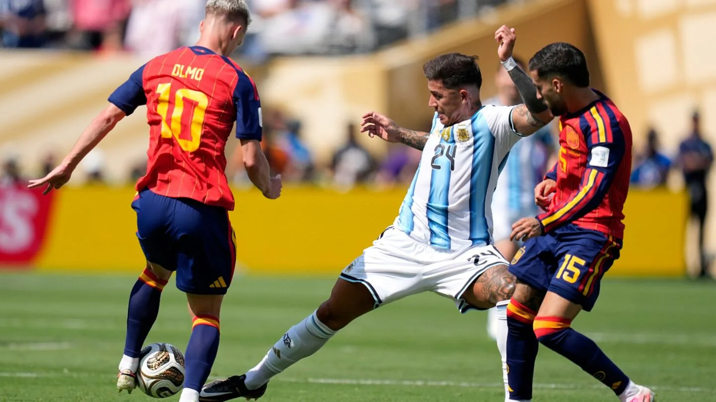 Tras un primer tiempo vibrante y equilibrado, Argentina y España empatan sin goles y la final del Mundial sigue abierta