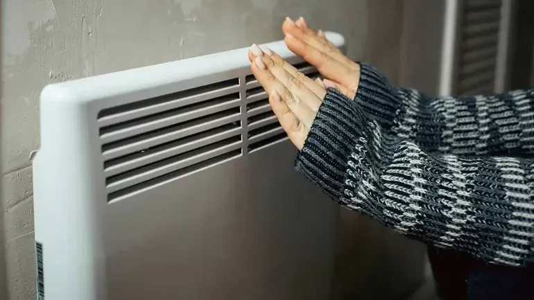 El gobierno volvió a aumentar el gas y luz en pleno invierno
