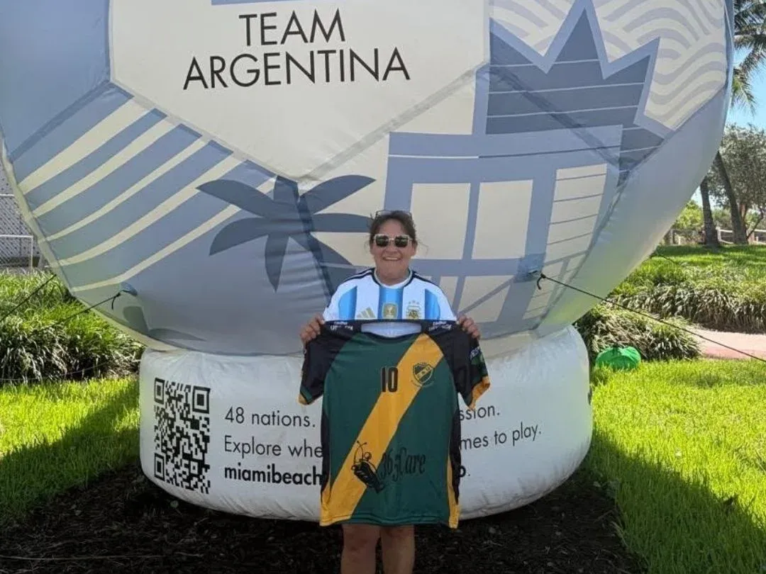 La mamá de Licha Martínez llevó al partido con Inglaterra la camiseta del club de Gualeguay donde se inició su hijo