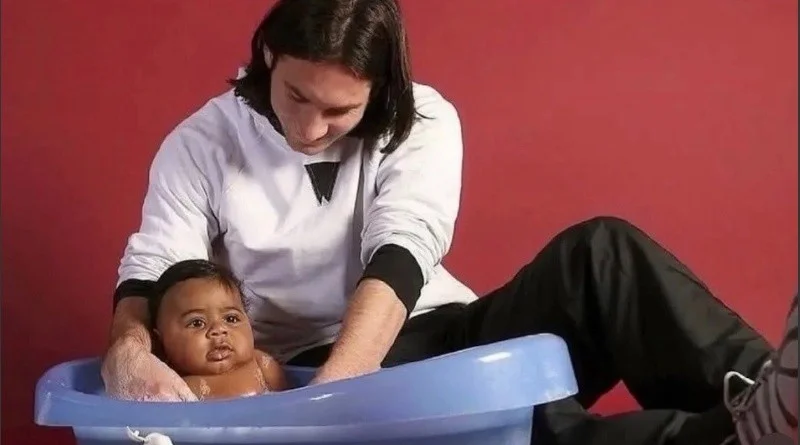 La foto que llegó a la final del Mundial, casi 20 años después: el baño de Messi a un Lamine Yamal bebé