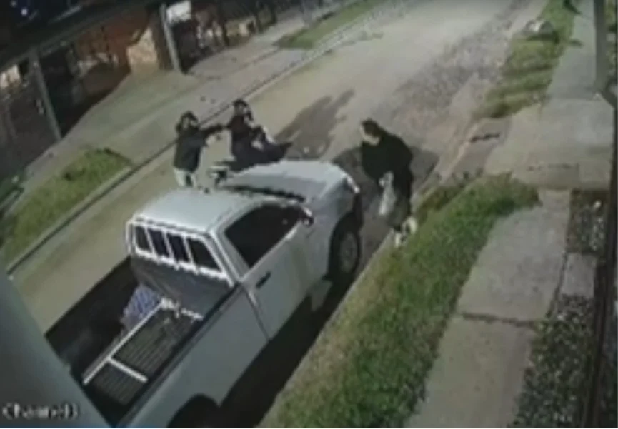 Violento robo: desde una moto y a punta de pistola, asaltaron a un vecino del Barrio 34 Viviendas