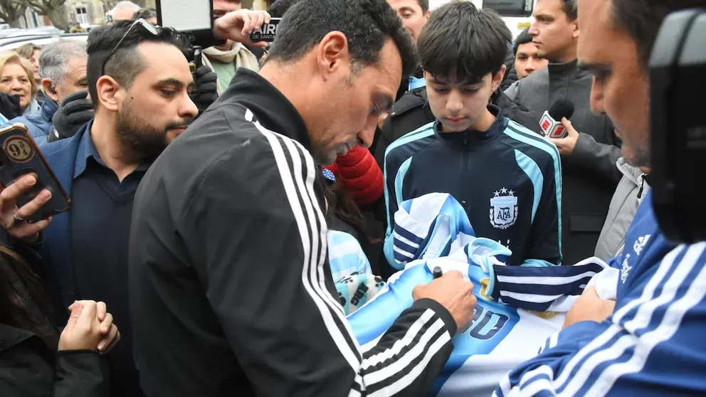 Lionel Scaloni volvió a Pujato y fue recibido por una multitud: Perdimos porque...