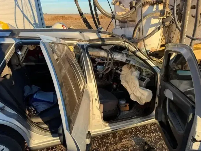 Un auto chocó contra un acoplado estacionado en la ruta 12: el conductor se salvó de milagro