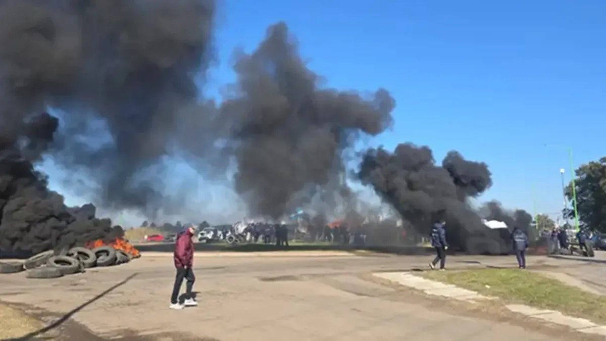 Los trabajadores despedidos reclaman en la rotonda del Parque Industrial Gualeguaychú