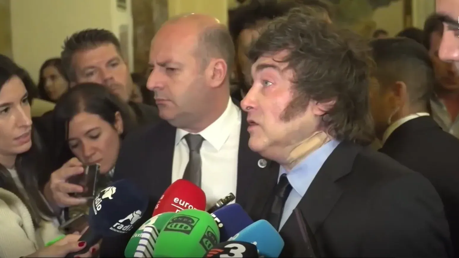 Tras no ser recibido por ningún candidato en España, Milei descalificó a una periodista